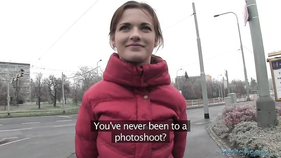 Мужик снял телку и трахнул в машине за городом