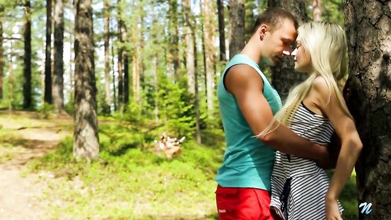 Увел красивую блондинку в лес и трахнул на природе