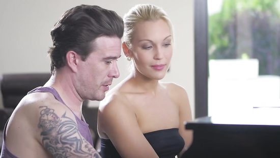 Учитель музыки трахает блондинку у рояля и заливает дырочку спермой