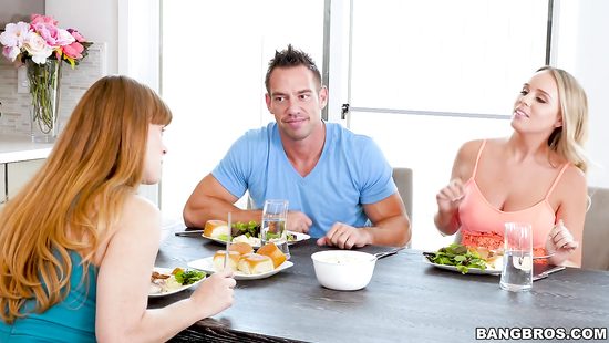 Подруга жены пристала к мужу на кухне и занялась любовью с ним в спальне