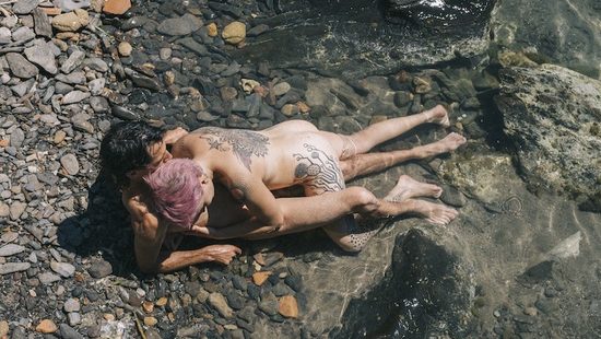 Нудисты нашли укромный пляж для перепиха