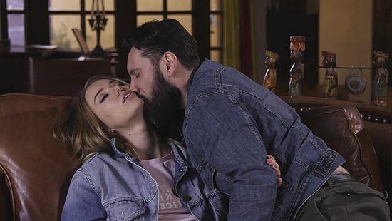 После прогулки бойфренд развел подругу на анал