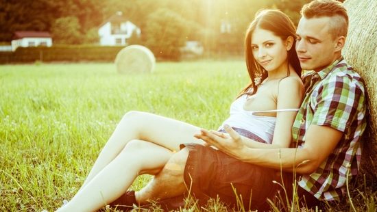 Брюнетка занимается романтическим сексом в деревенском доме