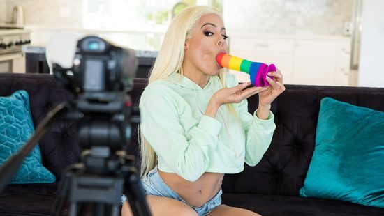 Блогерша учит подписчиц делать минет и шпилится на камеру с приятелем