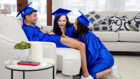 Выпускники принимают поздравления