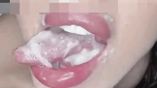 Играет со спермой во рту