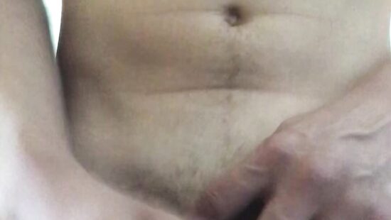 Молодой парень обильно кончает.