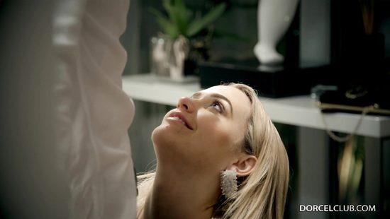 Сексапильная блондинка страстно скачет на большом члене пошлого любовника