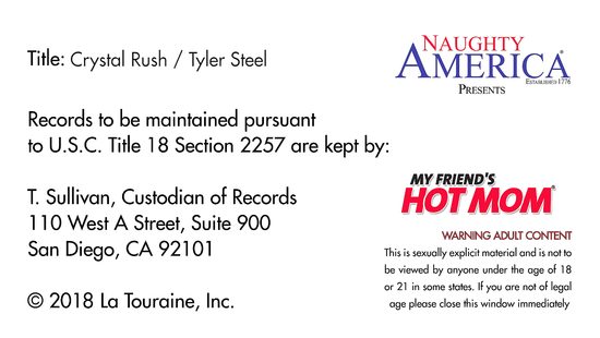 Друг сына наглым образом отжарил на кухне грудастую мамку приятеля