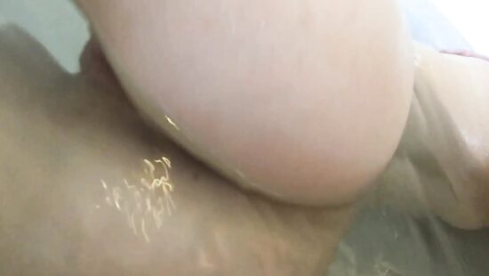 Мастурбирую свою киску в ванной