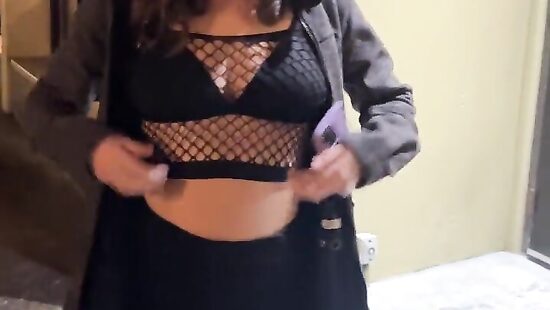 не стесняясь прохожих