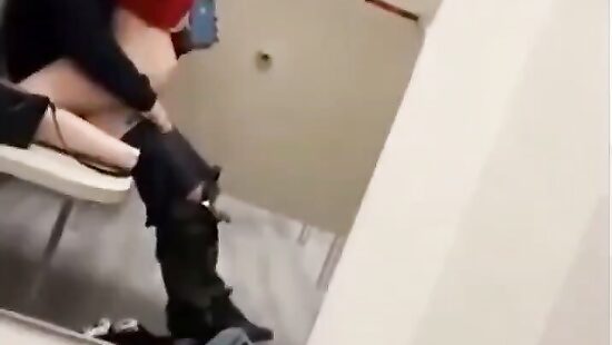 из-за них очередь в примерочной