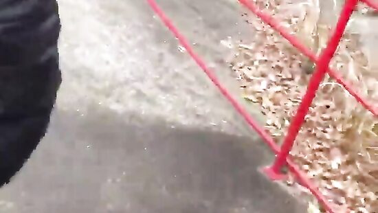 на ходу трусы натягивала