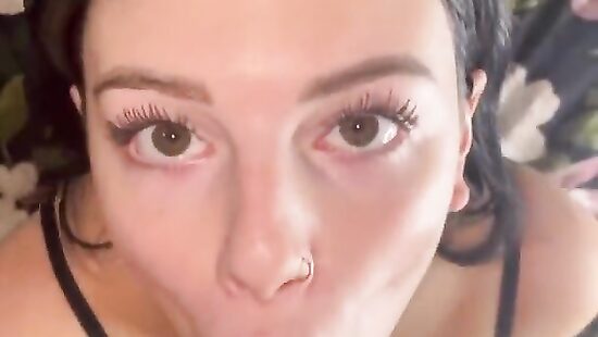 по капельке на щечки