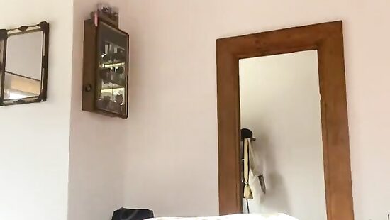 а под платьем ни шиша